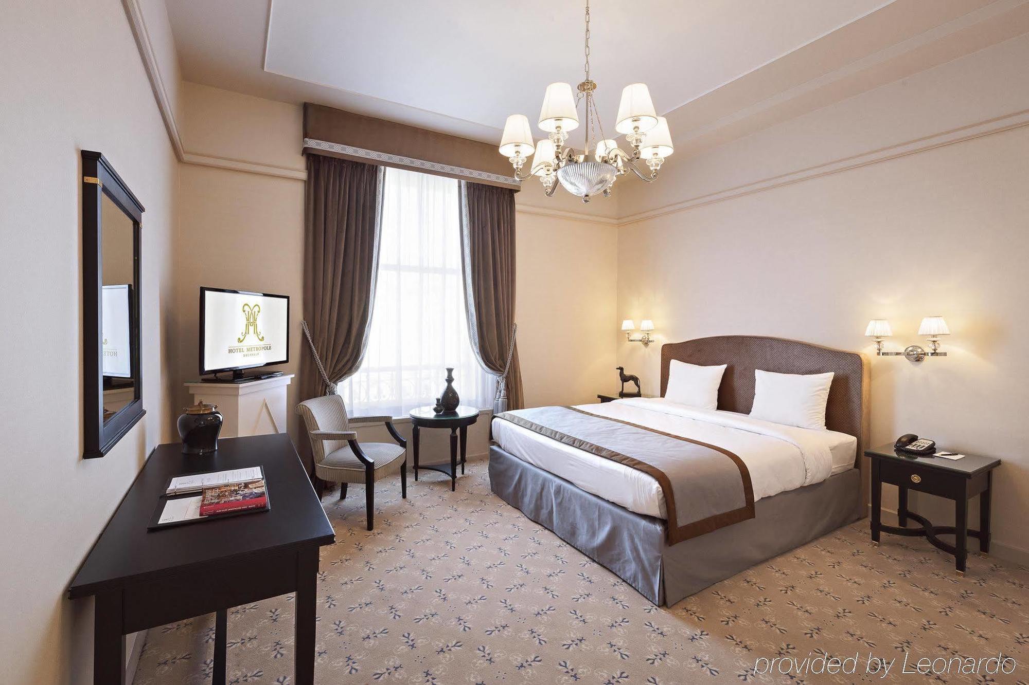 Hotel Metropole Bruxelas Exterior foto A room at the hotel